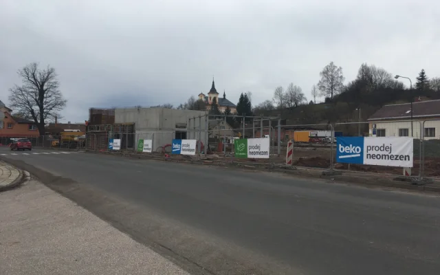 Stavba nového autobusového terminálu v Nové Pace.