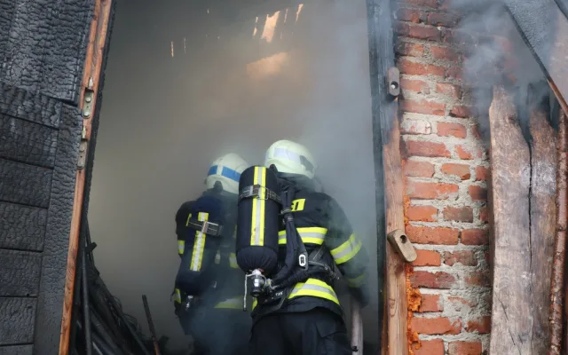 Při opravě střechy po vichřici vznikl požár a garáž lehla popelem.