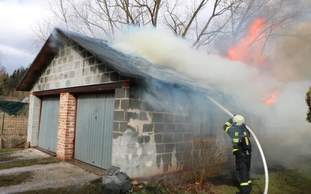 Při opravě střechy po vichřici vznikl požár a garáž lehla popelem.