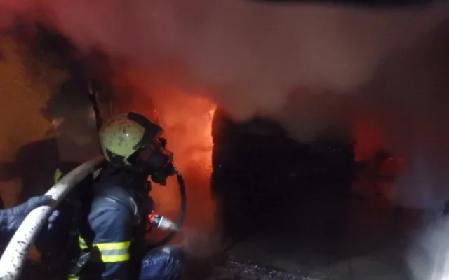 Na Trutnovsku hořela garáž. Popelem lehla i dvě osobní auta