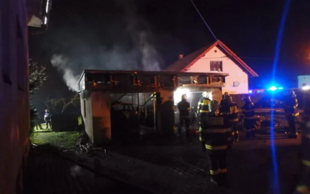 Na Trutnovsku hořela garáž. Popelem lehla i dvě osobní auta
