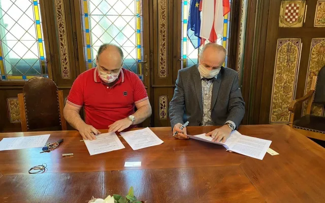 Starosta Jan Birke při podpisu smlouvy