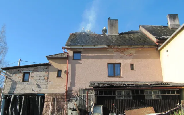 Požár střechy rodinného domu ve Stárkově