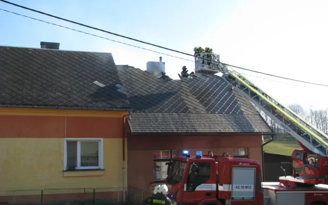 Požár střechy rodinného domu ve Stárkově