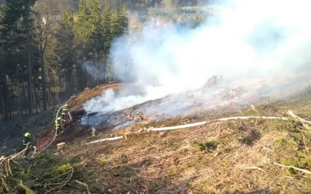 Požár větvípři těžbě dřeva ve Vamberku