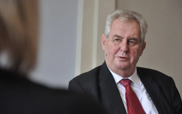 Živnostníci mohou kvůli koronaviru dostat 25.000 korun. Popisem to stvrdil prezident Zeman