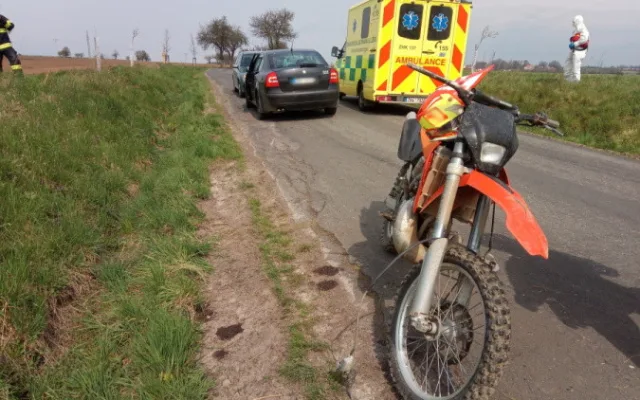 Zdemolované auto na střeše i Fabia v jezírku. Hasiči se o Velikonocích nenudili