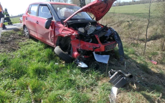 Zdemolované auto na střeše i Fabia v jezírku. Hasiči se o Velikonocích nenudili