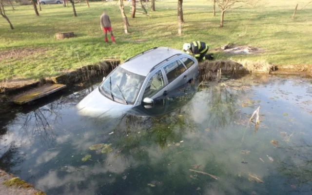 Zdemolované auto na střeše i Fabia v jezírku. Hasiči se o Velikonocích nenudili