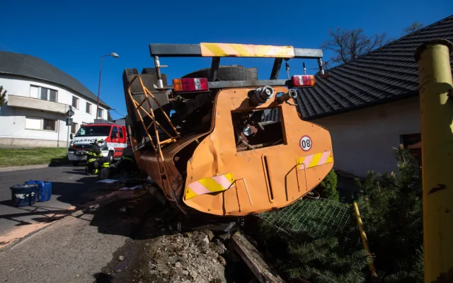 V Bohuslavicích se převrátila cisterna plná vody. Skončila podvozkem vzhůru