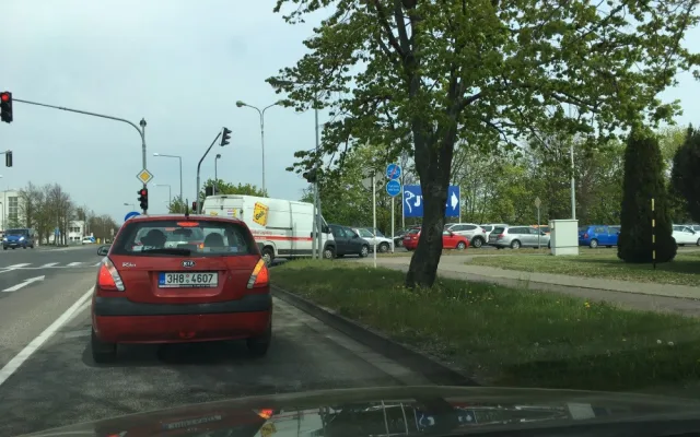 Doprava kolem rychlého občerstvení v Hradci stojí. Fronty na burger mají i přes čtvrt kilometru