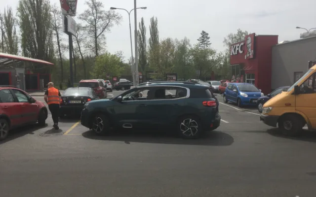 Doprava kolem rychlého občerstvení v Hradci stojí. Fronty na burger mají i přes čtvrt kilometru