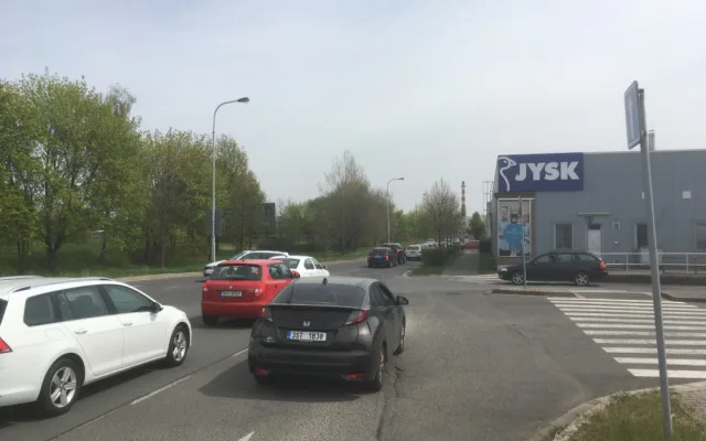 Doprava kolem rychlého občerstvení v Hradci stojí. Fronty na burger mají i přes čtvrt kilometru
