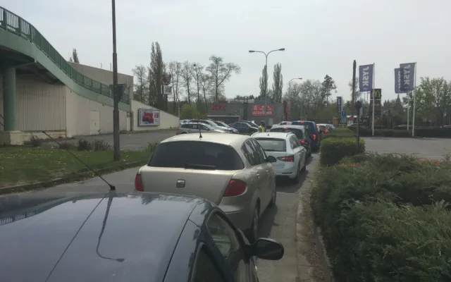 Doprava kolem rychlého občerstvení v Hradci stojí. Fronty na burger mají i přes čtvrt kilometru