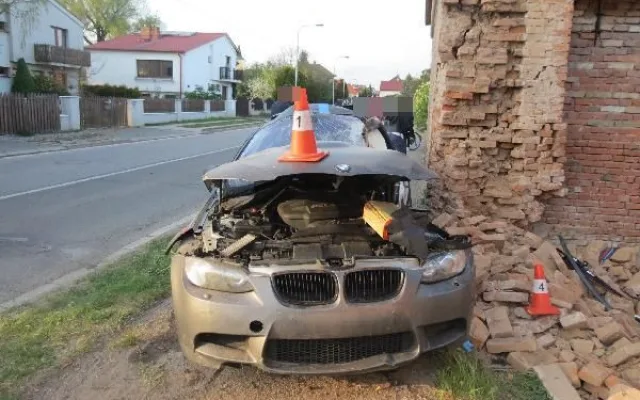 Po nehodě zůstalo osobní auto zaklíněné v domě. Řidič se spolujezdcem jsou v nemocnici