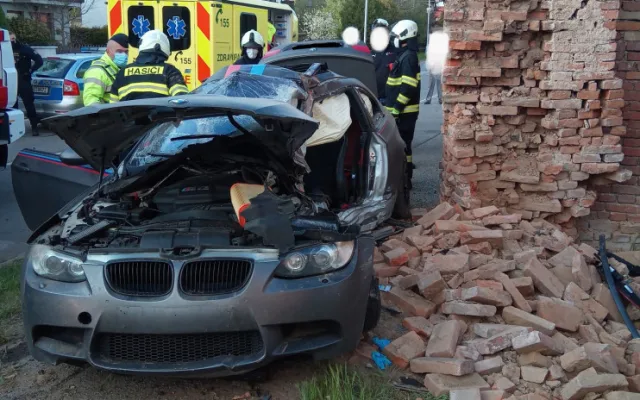 Po nehodě zůstalo osobní auto zaklíněné v domě. Řidič se spolujezdcem jsou v nemocnici