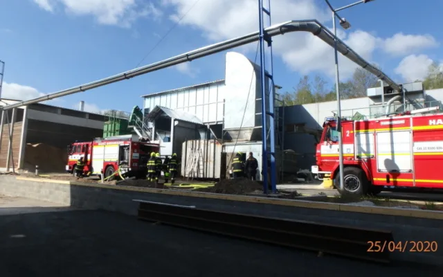 VPožár v BorohrádkuIDEO: V Hradci Králové hořela chatka, plameny zničily auto i sousední plot