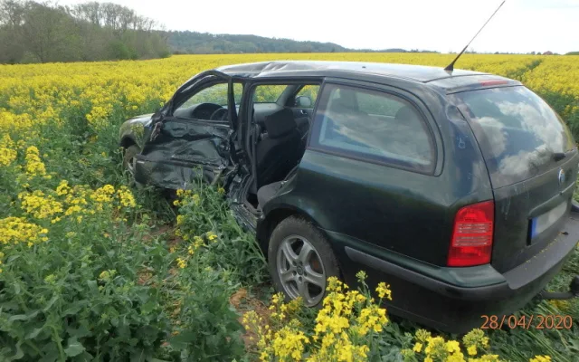 Řidička osobního vozu nepřežila srážku s motorkářem. Toho do nemocnice transportoval vrtulník