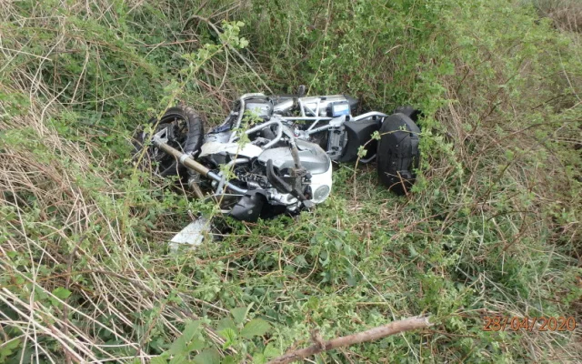 Řidička osobního vozu nepřežila srážku s motorkářem. Toho do nemocnice transportoval vrtulník