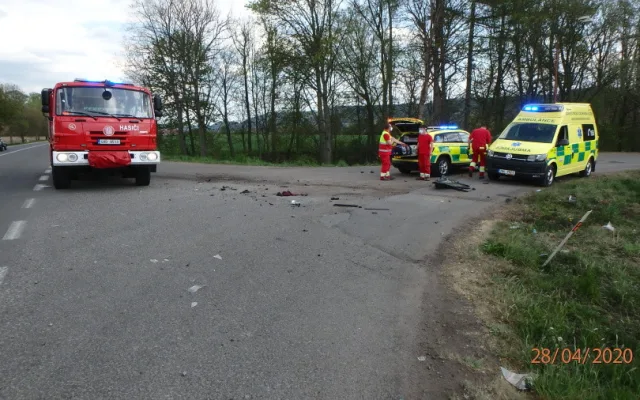 Řidička osobního vozu nepřežila srážku s motorkářem. Toho do nemocnice transportoval vrtulník