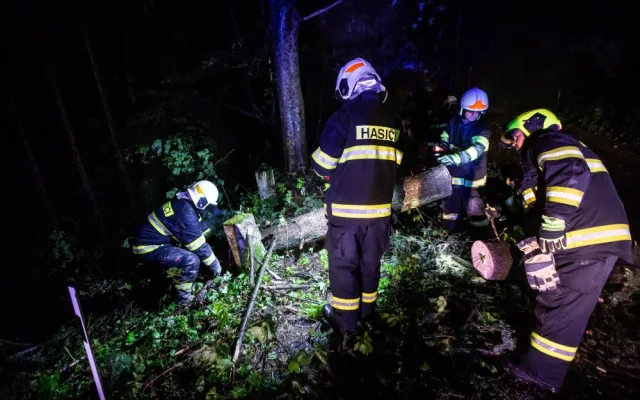 AKTUALIZUJEME: Kvůli silnému větru měli hasiči 130 výjezdů. Nejhorší byla situace na Trutnovsku