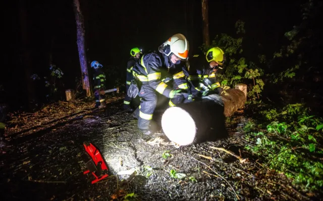 AKTUALIZUJEME: Kvůli silnému větru měli hasiči 130 výjezdů. Nejhorší byla situace na Trutnovsku