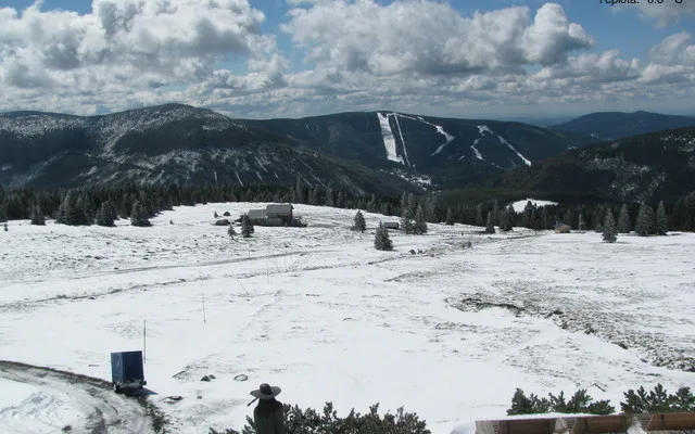 FOTO: Po bouřkách se v Česku ochladilo. V Krkonoších napadlo 15 centimetrů sněhu