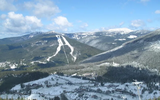 FOTO: Po bouřkách se v Česku ochladilo. V Krkonoších napadlo 15 centimetrů sněhu