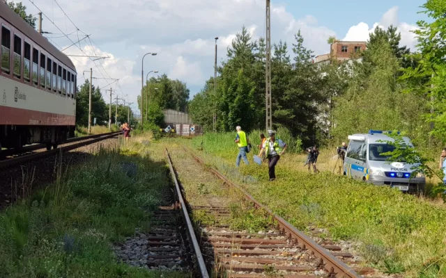 Za loňskou tragickou srážku auta s vlakem může řidička, ta na místě zemřela. Policie případ uzavřela