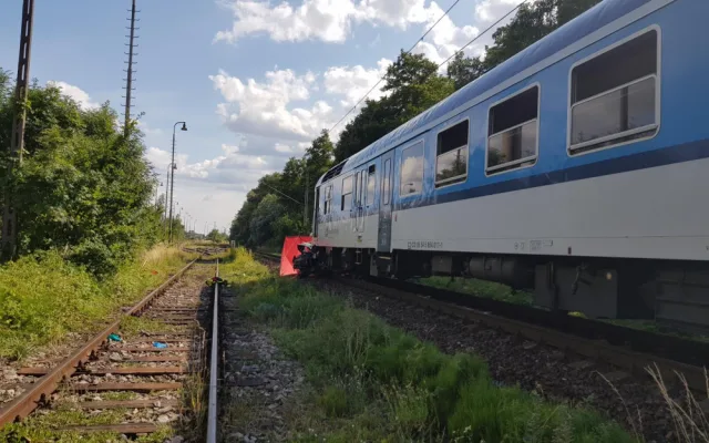 Za loňskou tragickou srážku auta s vlakem může řidička, ta na místě zemřela. Policie případ uzavřela