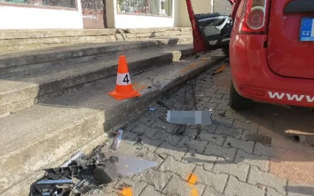 Mladík bez papírů zavinil dopravní nehodu, škoda je půl milionu korun. Druhý nabouraný řidič skončil v nemocnici