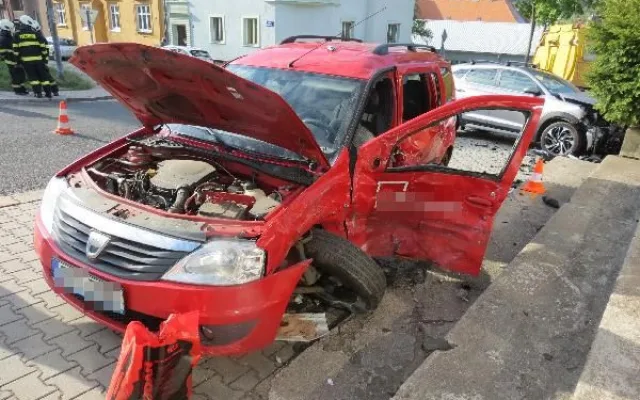 Mladík bez papírů zavinil dopravní nehodu, škoda je půl milionu korun. Druhý nabouraný řidič skončil v nemocnici