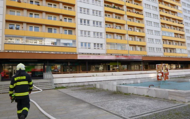Požár v obchodě s elektronikou na Benešovce způsobila krabice na zapnutém sporáku. V ní byla powerbanka