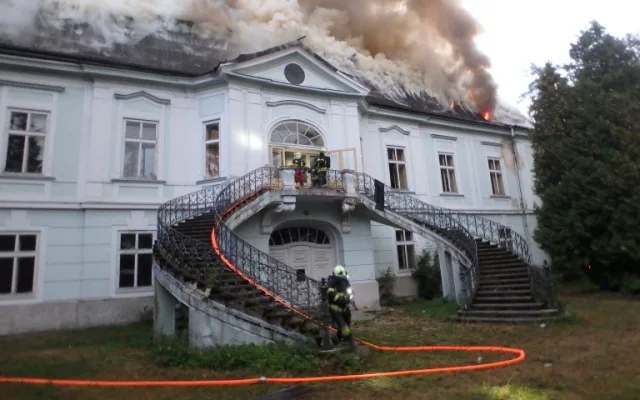 Požár zámku v Horním Maršově na Trutnovsku