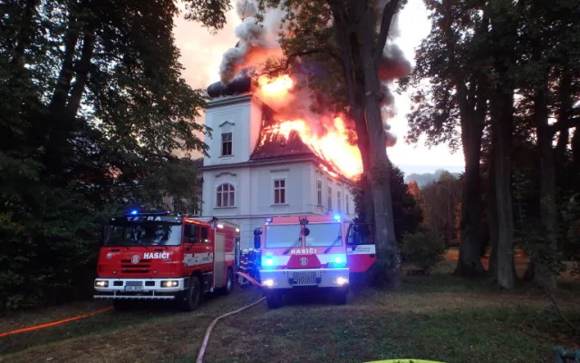 Požár zámku v Horním Maršově na Trutnovsku