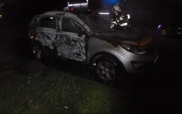 Vrak ohořelého auta po požáru