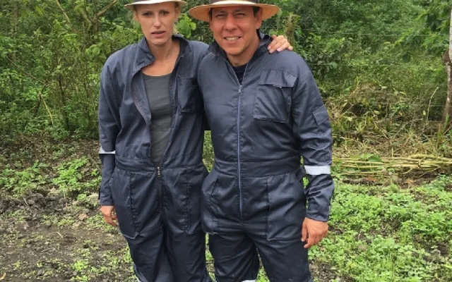 Miguel s přítelkyní na palmové plantáži