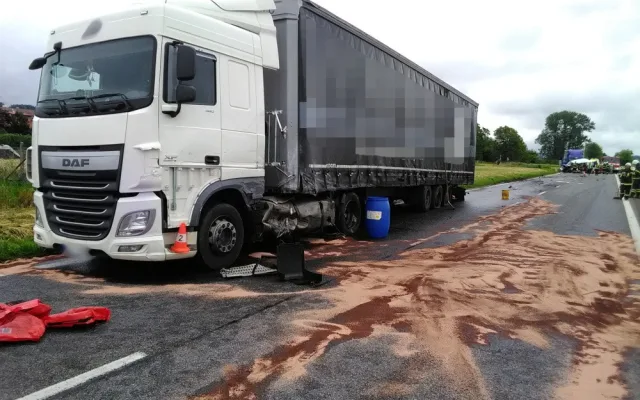 FOTO: Dopravní nehoda dvou kamionů a dodávky zastavila dopravu na trase z Hradce Králové na Jičín