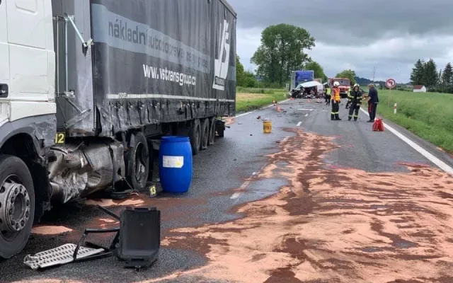 FOTO: Dopravní nehoda dvou kamionů a dodávky zastavila dopravu na trase z Hradce Králové na Jičín