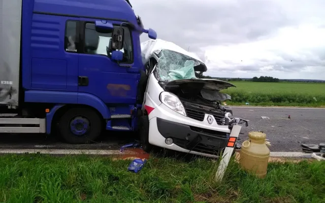 FOTO: Dopravní nehoda dvou kamionů a dodávky zastavila dopravu na trase z Hradce Králové na Jičín