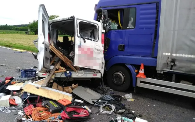 FOTO: Dopravní nehoda dvou kamionů a dodávky zastavila dopravu na trase z Hradce Králové na Jičín