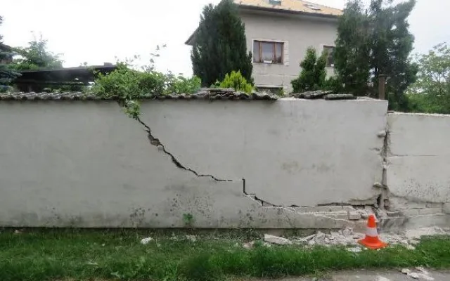 Poničený plot od návěsu kamionu