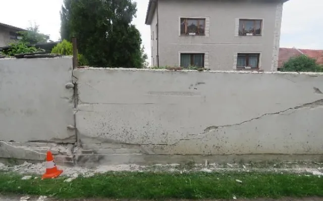 Poničený plot od návěsu kamionu