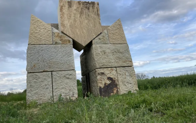 Ani po několika letech nemá trpaslík u Hořic hlavu. Dostat jí má ještě letos