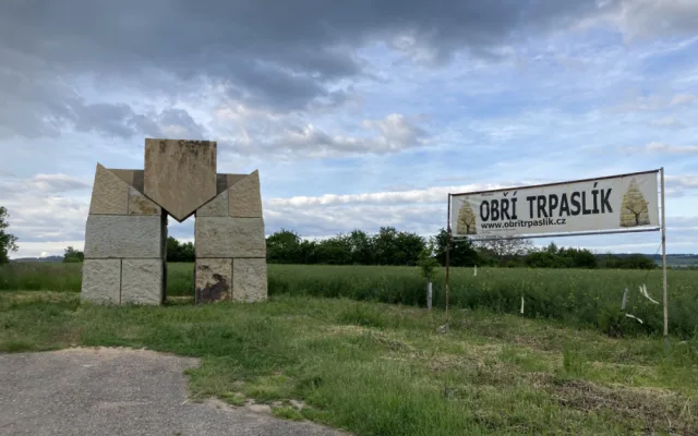 Ani po několika letech nemá trpaslík u Hořic hlavu. Dostat jí má ještě letos