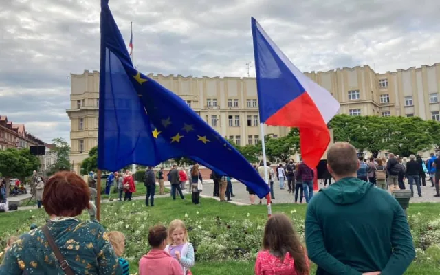 FOTO | VIDEO: V Hradci Králové dorazilo na protest proti Babišovi vládě několik stovek lidí