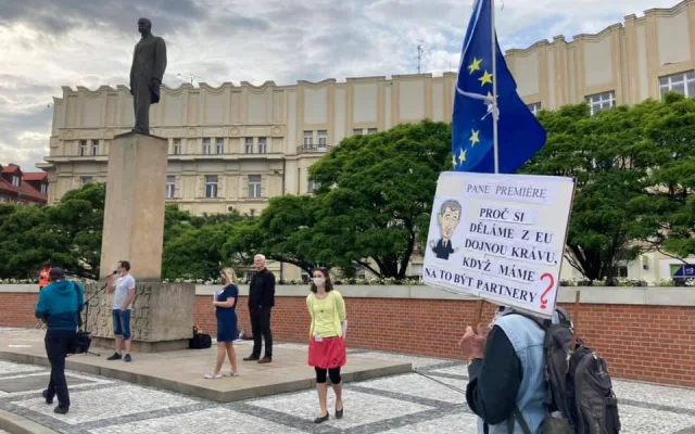 FOTO | VIDEO: V Hradci Králové dorazilo na protest proti Babišovi vládě několik stovek lidí