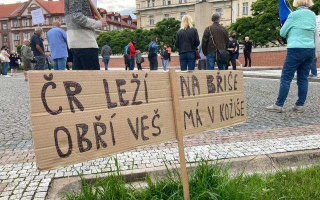 FOTO | VIDEO: V Hradci Králové dorazilo na protest proti Babišovi vládě několik stovek lidí