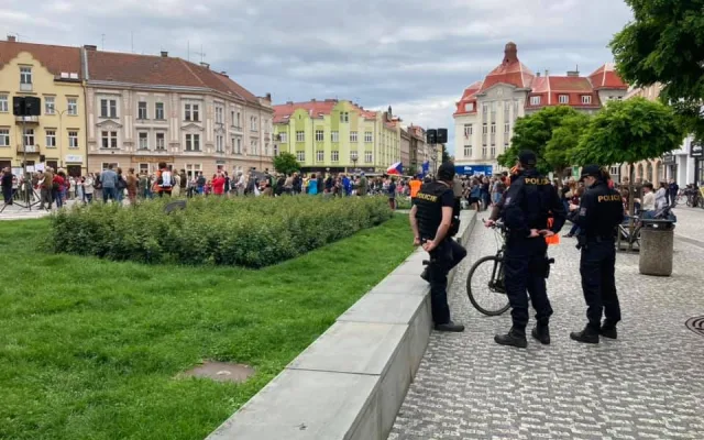 FOTO | VIDEO: V Hradci Králové dorazilo na protest proti Babišovi vládě několik stovek lidí