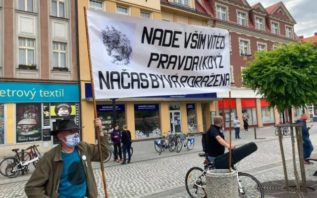 FOTO | VIDEO: V Hradci Králové dorazilo na protest proti Babišovi vládě několik stovek lidí